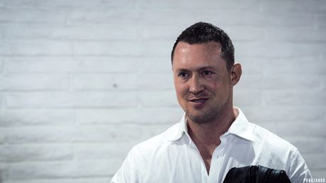 Smuk kone Korra Del Rio får sine store bryster dækket af sæd efter et varmt fuck