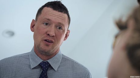 Smuk kone Korra Del Rio får sine store bryster dækket af sæd efter et varmt fuck