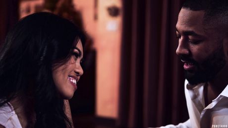 亞洲熟女 Cindy Starfall 在醫生辦公室勾引黑人