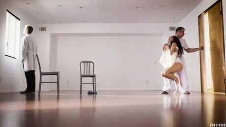 美國黑髮美女凱瑟琳在三人行中被塞滿陰道