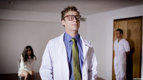 美國黑髮美女凱瑟琳在三人行中被塞滿陰道