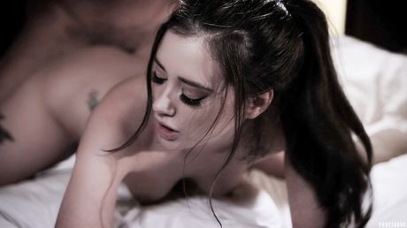 女學生 Gia Paige 的毛茸茸的陰部被老師幹了