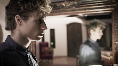 女學生 Gia Paige 的毛茸茸的陰部被老師幹了