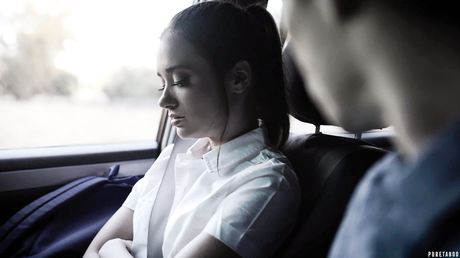 女學生 Gia Paige 的毛茸茸的陰部被老師幹了