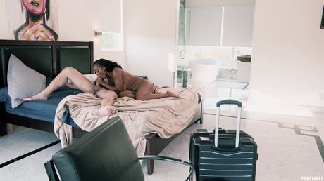 黒檀のブラジル人湯たんぽオーガスト・スカイは彼女の大きな胸を崇拝され、犯される