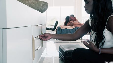 Ebony brasiliansk lækkerbisken August Skye får sine store bryster tilbedt og kneppet