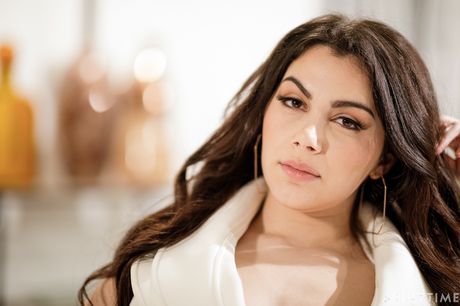 Italian Mom Valentina Nappi presents her amazing boobs and presents herself au naturel