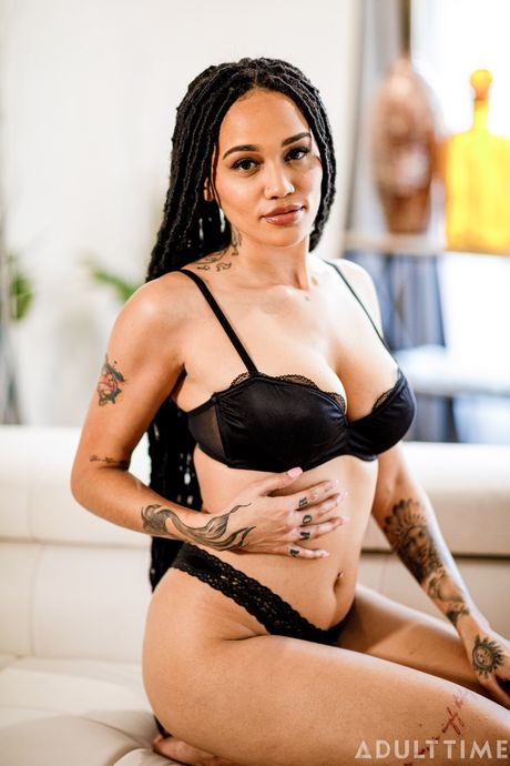 Ebony american MILF Julie Kay demonstrates her big melons and demonstrates her exposed body in a solo