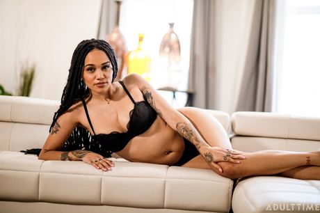 Ebony american MILF Julie Kay demonstrates her big melons and demonstrates her exposed body in a solo