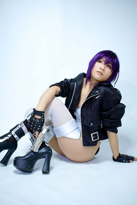 Den asiatiske teenager Saiko Kobayakawa bærer en lilla paryk, mens hun klæder sig ud på en mark