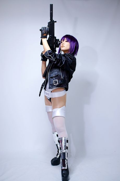 Den asiatiske teenager Saiko Kobayakawa bærer en lilla paryk, mens hun klæder sig ud på en mark