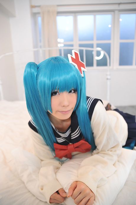 アジアの女子高生はるかが巨乳を披露し、ストッキング姿でポーズをとる