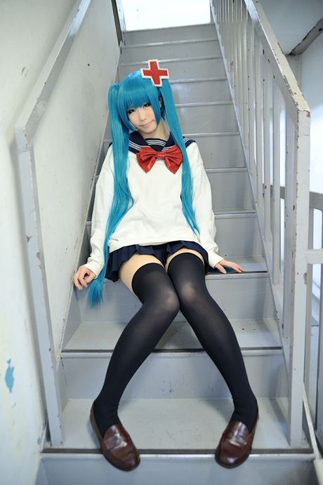 アジアの女子高生はるかが巨乳を披露し、ストッキング姿でポーズをとる