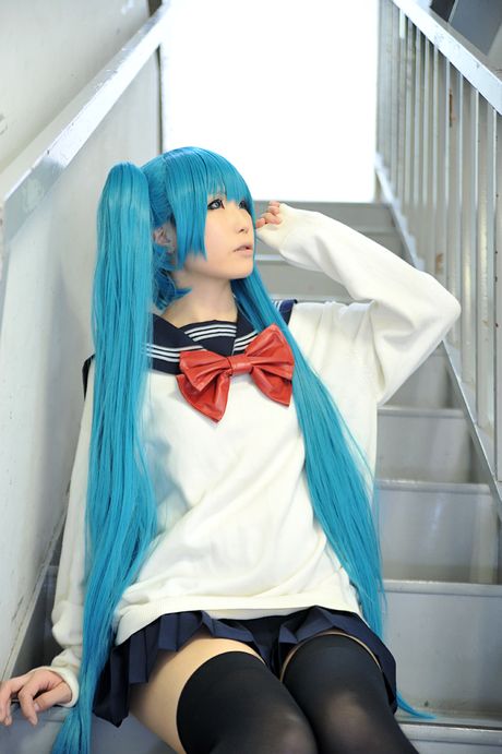 アジアの女子高生はるかが巨乳を披露し、ストッキング姿でポーズをとる