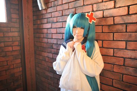 アジアの女子高生はるかが巨乳を披露し、ストッキング姿でポーズをとる