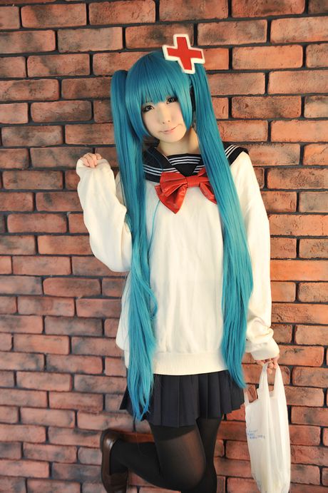 アジアの女子高生はるかが巨乳を披露し、ストッキング姿でポーズをとる