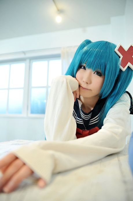 アジアの女子高生はるかが巨乳を披露し、ストッキング姿でポーズをとる