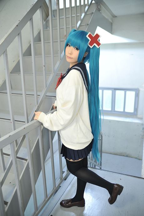 アジアの女子高生はるかが巨乳を披露し、ストッキング姿でポーズをとる