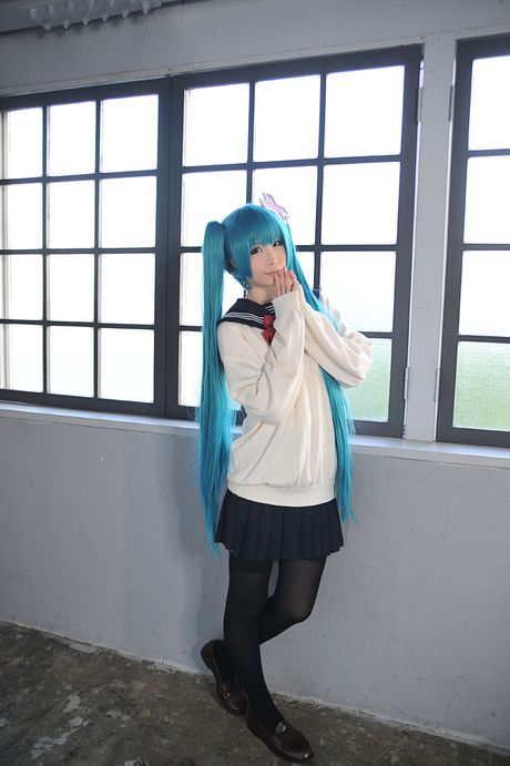 アジアの女子高生はるかが巨乳を披露し、ストッキング姿でポーズをとる