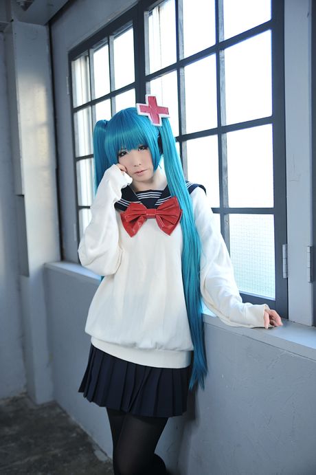 アジアの女子高生はるかが巨乳を披露し、ストッキング姿でポーズをとる