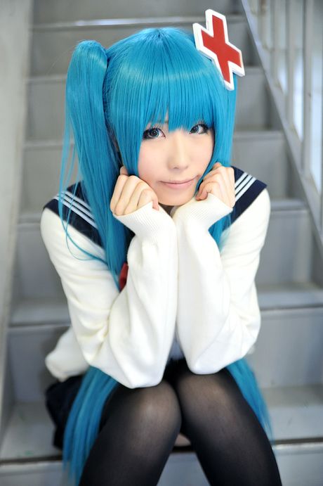 アジアの女子高生はるかが巨乳を披露し、ストッキング姿でポーズをとる