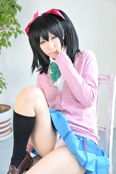 美妙的日本寶貝 Haruka Niko 脫下膝蓋襪，展現她火辣的身材