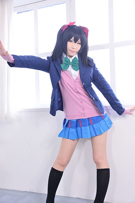 美妙的日本寶貝 Haruka Niko 脫下膝蓋襪，展現她火辣的身材