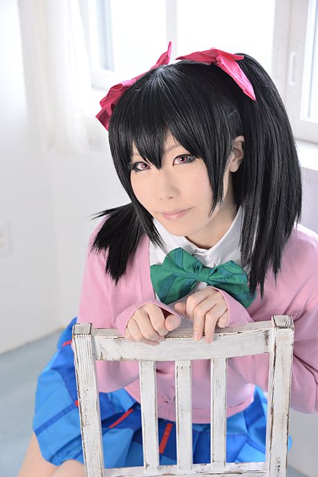 美妙的日本寶貝 Haruka Niko 脫下膝蓋襪，展現她火辣的身材