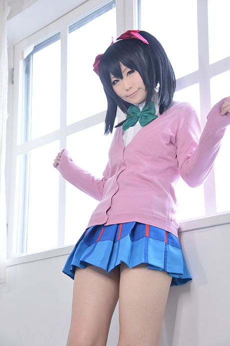 美妙的日本寶貝 Haruka Niko 脫下膝蓋襪，展現她火辣的身材