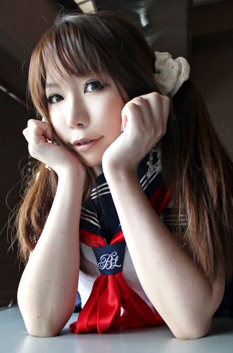 可愛的日本女學生日暮凜脫光衣服，只剩絲襪擺姿勢