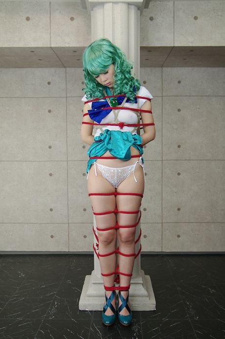 魅惑的な日本の美女、雪月風花がセーラーカラーとロープで縛られる