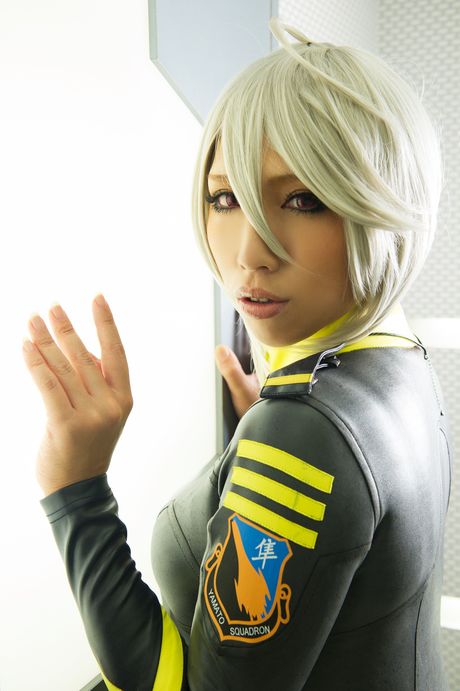 Hot asiatisk pilot Nonsummerjack præsenterer sine massive bryster og sin skaldede fisse