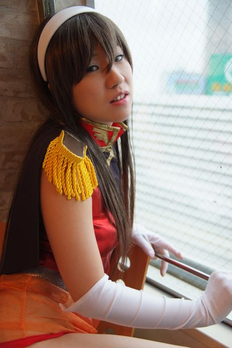 Asiatisk pige Mizuki Akira bliver nøgen i en bodystocking uden skridt