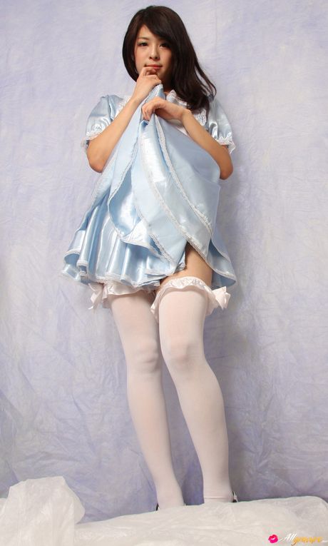 アジア美人のユマ・ウエッドがセクシーなお尻を披露し、白いストッキングでポーズをとる