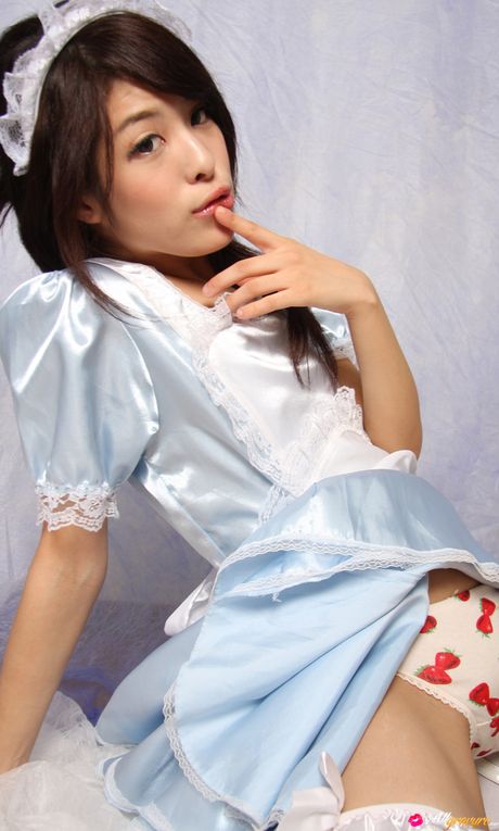 アジア美人のユマ・ウエッドがセクシーなお尻を披露し、白いストッキングでポーズをとる