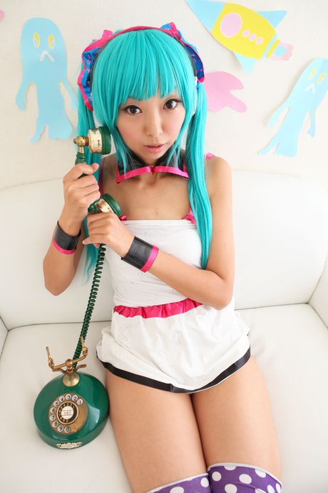 Necosmo 是一位年輕的亞洲女孩，她喜歡穿著性感內衣炫耀自己的身體