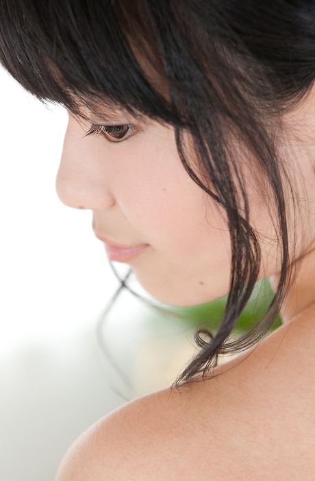 Brown-eyed Japanese babe Tomoe Yamanaka flaunts her natural tits and hot ass