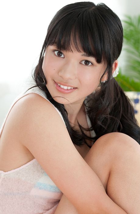 Brown-eyed Japanese babe Tomoe Yamanaka flaunts her natural tits and hot ass