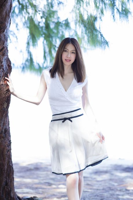 Asiatisk pige Emi Kobayashi bliver nøgen på et tæppe på en sexet måde