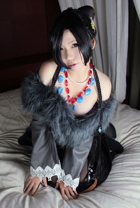 亞洲美女日暮凜身穿緊身胸衣，頭戴粉紅色假髮