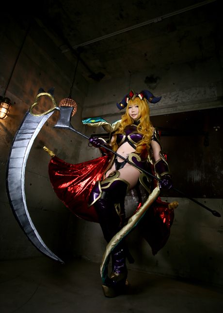 亞洲美女日暮凜身穿緊身胸衣，頭戴粉紅色假髮