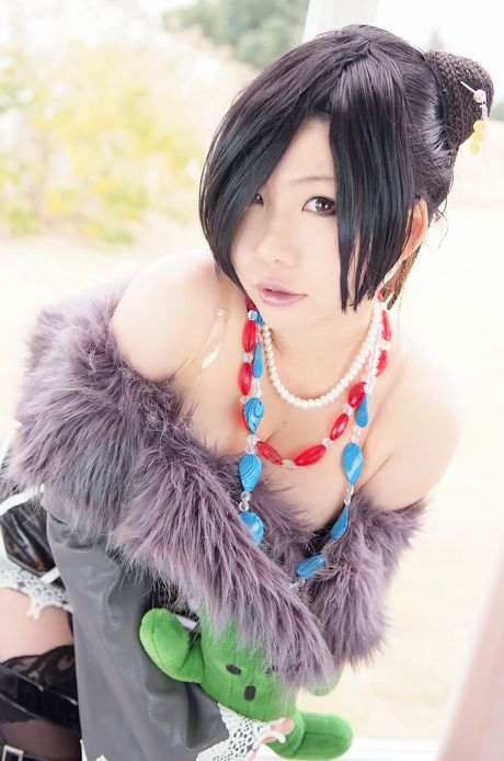 亞洲美女日暮凜身穿緊身胸衣，頭戴粉紅色假髮