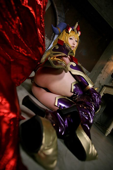 亞洲美女日暮凜身穿緊身胸衣，頭戴粉紅色假髮