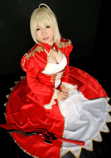 亞洲美女日暮凜身穿緊身胸衣，頭戴粉紅色假髮