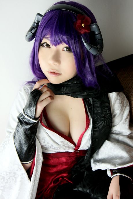 亞洲美女日暮凜身穿緊身胸衣，頭戴粉紅色假髮
