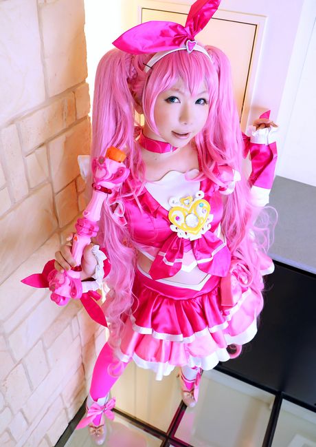 亞洲美女日暮凜身穿緊身胸衣，頭戴粉紅色假髮