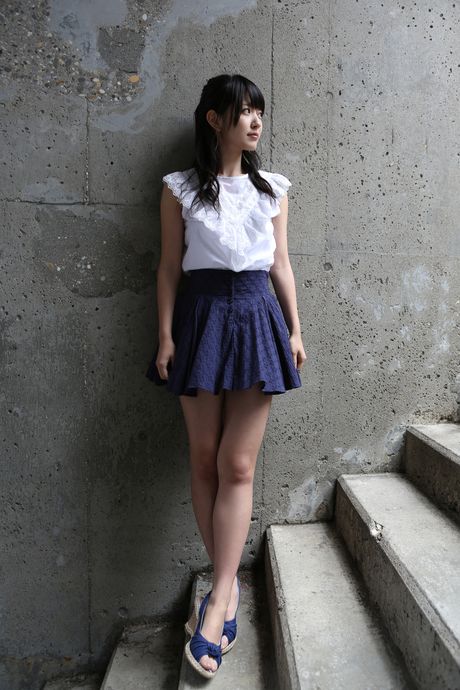 Den asiatiske covergirl Airi Suzuki afslører sine små bryster og viser sin nøgenhed på gaden