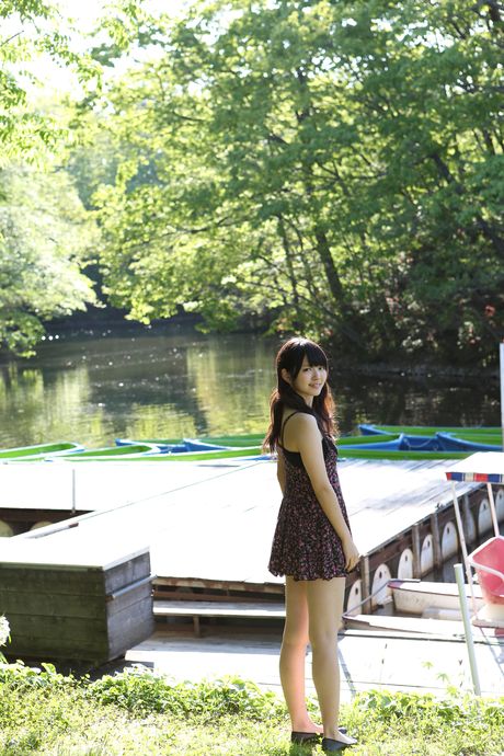 Den asiatiske covergirl Airi Suzuki afslører sine små bryster og viser sin nøgenhed på gaden