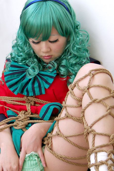 Asiatisk skolepige Fuuka Setsugetsu viser sin skaldede fisse solo