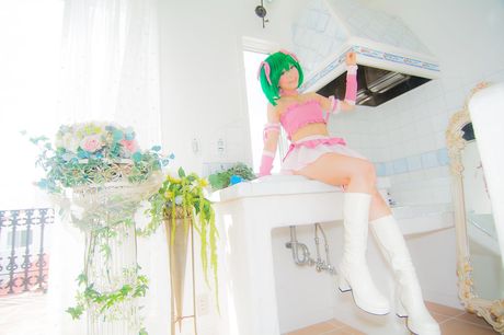 Den asiatiske pige Yuki Mashiro har en grøn frisure, mens hun er nøgenmodel